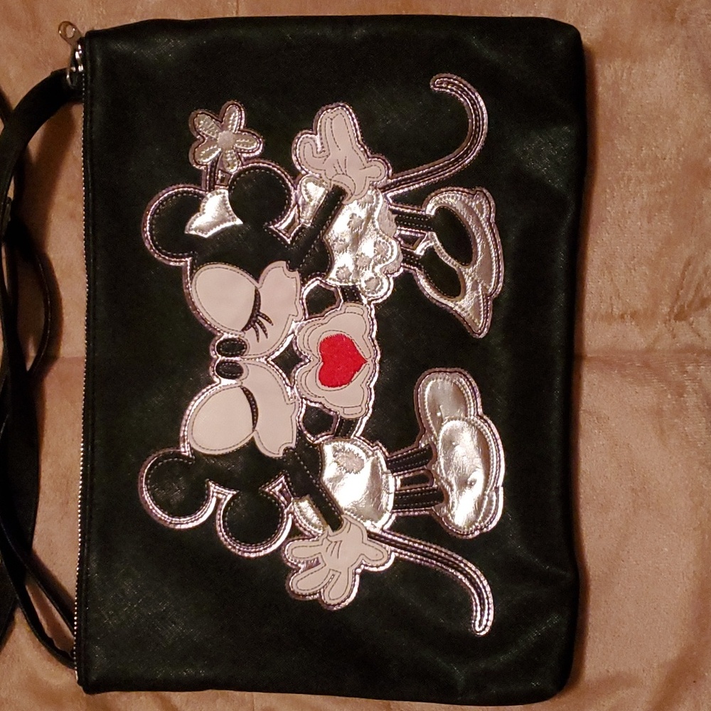 Disney Parks  Mickey & Minnie Kissing Crossbody Purse Black, Excellent Condition